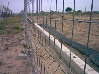 Construcción de la valla que tiene que separar el Centro Cívico de Gavà Mar de la nueva 'Escola Gavà Mar' (15 de Mayo de 2008)